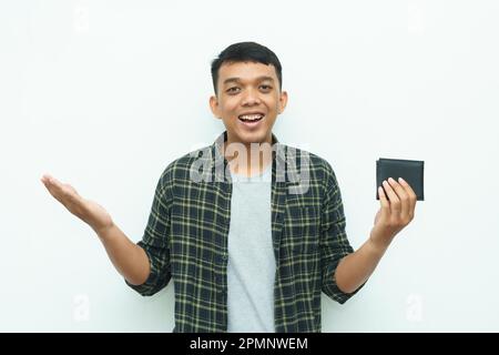 Ein junger asiatischer Mann lächelt, während er die schwarze Brieftasche in der Hand hält Stockfoto
