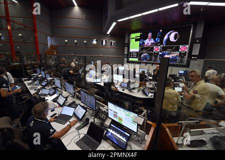 Cayenne, Frankreich. 14. April 2023. Die Abbildung zeigt die Kommandozentrale (Fischkugel) während eines königlichen Besuchs zum Start der ESA-Jupiter Icy Moons Explorer Mission „Juice“ vom Guayana Space Centre in Kourou, Französisch-Guayana, Frankreich, am Freitag, den 14. April 2023. Der Start musste aufgrund schlechter Wetterbedingungen am Donnerstag um 24 Stunden auf Freitag verschoben werden. BELGA PHOTO POOL ERIC LALMAND Kredit: Belga News Agency/Alamy Live News Stockfoto