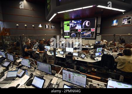 Cayenne, Frankreich. 14. April 2023. Die Abbildung zeigt die Kommandozentrale (Fischkugel) während eines königlichen Besuchs zum Start der ESA-Jupiter Icy Moons Explorer Mission „Juice“ vom Guayana Space Centre in Kourou, Französisch-Guayana, Frankreich, am Freitag, den 14. April 2023. Der Start musste aufgrund schlechter Wetterbedingungen am Donnerstag um 24 Stunden auf Freitag verschoben werden. BELGA PHOTO POOL ERIC LALMAND Kredit: Belga News Agency/Alamy Live News Stockfoto