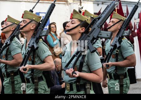 Mitglieder der spanischen Außenlegion marschieren während einer Karfreitagsprozession in der Heiligen Woche oder Semana Santa am 6. April 2023 in Ronda, Spanien. Ronda, die sich im 6. Jahrhundert v. Chr. niedergelassen hat, hält seit über 500 Jahren Heilige Woche-Prozessionen ab. Kredit: Richard Ellis/Richard Ellis/Alamy Live News Stockfoto