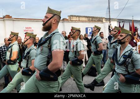 Mitglieder der spanischen Außenlegion marschieren während einer Karfreitagsprozession in der Heiligen Woche oder Semana Santa am 6. April 2023 in Ronda, Spanien. Ronda, die sich im 6. Jahrhundert v. Chr. niedergelassen hat, hält seit über 500 Jahren Heilige Woche-Prozessionen ab. Kredit: Richard Ellis/Richard Ellis/Alamy Live News Stockfoto