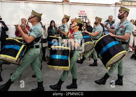 Die spanische Foreign Legion Band spielt während einer Karfreitagsprozession in der Heiligen Woche oder Semana Santa am 6. April 2023 in Ronda, Spanien. Ronda, die sich im 6. Jahrhundert v. Chr. niedergelassen hat, hält seit über 500 Jahren Heilige Woche-Prozessionen ab. Kredit: Richard Ellis/Richard Ellis/Alamy Live News Stockfoto