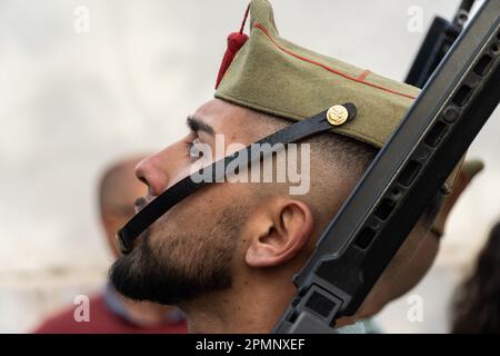 Mitglieder der spanischen Außenlegion marschieren während einer Karfreitagsprozession in der Heiligen Woche oder Semana Santa am 6. April 2023 in Ronda, Spanien. Ronda, die sich im 6. Jahrhundert v. Chr. niedergelassen hat, hält seit über 500 Jahren Heilige Woche-Prozessionen ab. Kredit: Richard Ellis/Richard Ellis/Alamy Live News Stockfoto