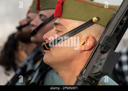 Mitglieder der spanischen Außenlegion marschieren während einer Karfreitagsprozession in der Heiligen Woche oder Semana Santa am 6. April 2023 in Ronda, Spanien. Ronda, die sich im 6. Jahrhundert v. Chr. niedergelassen hat, hält seit über 500 Jahren Heilige Woche-Prozessionen ab. Kredit: Richard Ellis/Richard Ellis/Alamy Live News Stockfoto