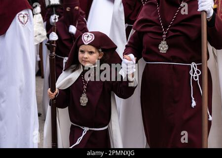 Hermandaden mit der Bruderschaft Gitanos nehmen an einer Karfreitagsprozession in der Heiligen Woche oder am Semana Santa Teil, 6. April 2023 in Ronda, Spanien. Ronda, die sich im 6. Jahrhundert v. Chr. niedergelassen hat, hält seit über 500 Jahren Heilige Woche-Prozessionen ab. Kredit: Richard Ellis/Richard Ellis/Alamy Live News Stockfoto