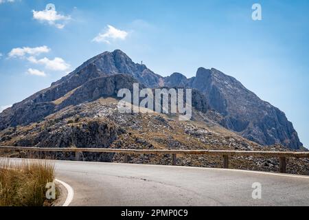 Puig Major: Eine kurvenreiche Straße auf Mallorca Stockfoto