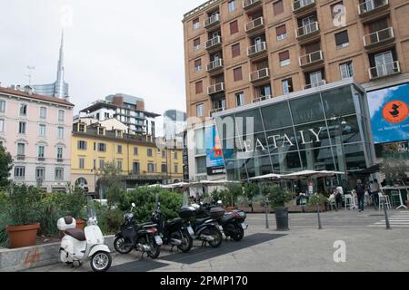 Eataly Milano Smeraldo in Mailand, im Hintergrund der UniCredit Tower. Stockfoto