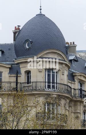 Paris, Frankreich. April 02. 2023. Typisches Pariser Wohngebäude im Stadtzentrum. Haussmannianisches Gebäude mit Balkon. Stockfoto