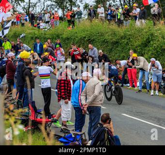 Louverne, Frankreich - 30. Juni 2021: Der ecuadorianische Radfahrer Richard Carapaz vom Team Ineos Grenadiers fährt im Regen während der Bühne 5 (Individuum Tim Stockfoto