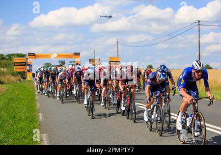 Les Vignes du Chateau, Frankreich - Juli 1,2021: Bild des Pelotons, das während der Tour de France 2021 auf einer Feldstraße unterwegs war. Stockfoto