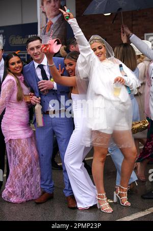 Rennfahrer genießen die Atmosphäre am zweiten Tag des Randox Grand National Festivals auf der Rennbahn Aintree, Liverpool. Foto: Freitag, 14. April 2023. Stockfoto