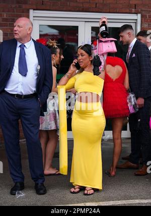 Rennfahrer genießen die Atmosphäre am zweiten Tag des Randox Grand National Festivals auf der Rennbahn Aintree, Liverpool. Foto: Freitag, 14. April 2023. Stockfoto