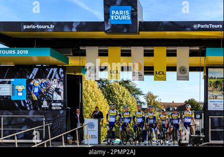 Chartres, Frankreich - 13. Oktober 2019: Das Team Sport Vlaanderen-Baloise ist auf dem Podium in Chartres, während der Team-Präsentation vor dem Herbst Frenc Stockfoto