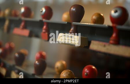 Berlin, Deutschland. 14. April 2023. Briefmarken werden in der Ausstellung des Marienfelde Emergency Reception Camp Memorial ausgestellt. Das Auffanglager wurde vor 70 Jahren eröffnet. Kredit: Britta Pedersen/dpa/Alamy Live News Stockfoto