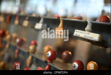 Berlin, Deutschland. 14. April 2023. Briefmarken werden in der Ausstellung des Marienfelde Emergency Reception Camp Memorial ausgestellt. Das Auffanglager wurde vor 70 Jahren eröffnet. Kredit: Britta Pedersen/dpa/Alamy Live News Stockfoto