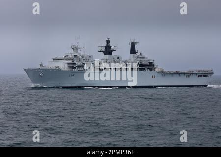 HMS Albion, eines von zwei amphibischen Angriffsschiffen, die von der Royal Navy betrieben werden Stockfoto