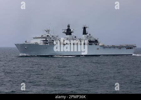 HMS Albion, eines von zwei amphibischen Angriffsschiffen, die von der Royal Navy betrieben werden Stockfoto