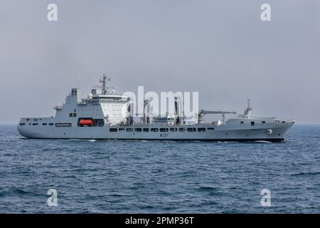 Der Flottentanker RFA Tiderace auf See. Die Royal Fleet Auxiliary (RFA) betreibt eine Vielzahl von Hilfsschiffen für die Royal Navy Stockfoto