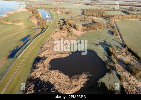 Luftaufnahme des neuen Deichenbaus weiter im Inland als der alte Deich, Hochwasserschutz, Elbe in der Nähe des Dorfes Lenzen, Jachthafen Lenzen, Deich ist Teil Stockfoto