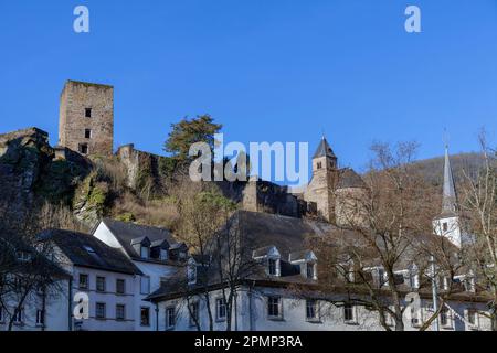 Europa, Luxemburg, Diekirch, Esch-sur-Sure, Dächer und Gebäude auf der Rue du Moulin mit Kirchen und antikem Turm darüber Stockfoto