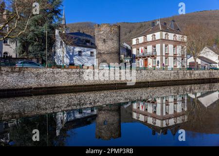 Europa, Luxemburg, Diekirch, Esch-sur-Sure, Blick über den Fluss Sauer zu historischen Gebäuden und dem antiken Steinturm in der Rue du Moulin Stockfoto