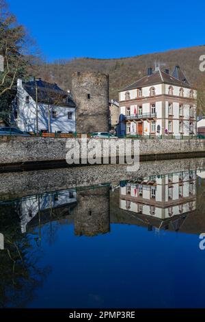 Europa, Luxemburg, Diekirch, Esch-sur-Sure, Blick über den Fluss Sauer zu historischen Gebäuden und dem antiken Steinturm in der Rue du Moulin Stockfoto