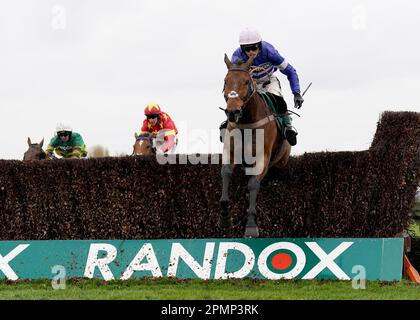 Bild D'Orhy, geritten von Harry Cobden, um am zweiten Tag des Randox Grand National Festivals auf der Rennbahn Aintree, Liverpool, den Marsh Chase zu gewinnen. Foto: Freitag, 14. April 2023. Stockfoto