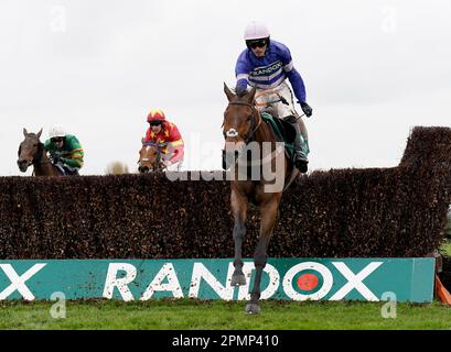 Bild D'Orhy, geritten von Harry Cobden, um am zweiten Tag des Randox Grand National Festivals auf der Rennbahn Aintree, Liverpool, den Marsh Chase zu gewinnen. Foto: Freitag, 14. April 2023. Stockfoto