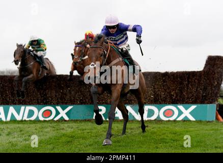 Bild D'Orhy, geritten von Harry Cobden, um am zweiten Tag des Randox Grand National Festivals auf der Rennbahn Aintree, Liverpool, den Marsh Chase zu gewinnen. Foto: Freitag, 14. April 2023. Stockfoto