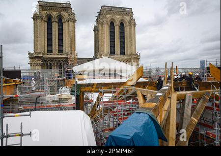 Paris, Frankreich. 14. April 2023. Am 14. April 2023 installieren die Zimmerleute das letzte strukturelle Element des Stuhls der fleche an der Restaurierungsstelle der Kathedrale Notre-Dame de Paris in Paris, Frankreich. Foto: Eric Tschaen/Pool/ABACAPRESS.COM Kredit: Abaca Press/Alamy Live News Stockfoto