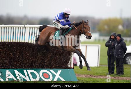 Das Bild D'Orhy, das von Jockey Harry Cobden geritten wird, räumt einen Zaun auf dem Weg zum Sieg während der Marsh Chase am zweiten Tag des Randox Grand National Festivals auf der Aintree Racecourse, Liverpool. Foto: Freitag, 14. April 2023. Stockfoto