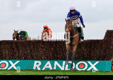 Pic D’Orhy Ridted by Harry Cobden springt am 14. April 2023 über den letzten Zaun, um beim Randox Grand National Festival 2023 Ladies Day in der Rennbahn Aintree, Liverpool, Großbritannien, den Marsh Chase zu gewinnen (Foto von Conor Molloy/News Images) Stockfoto