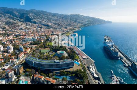 Panoramablick über die Bucht von Funchal, mit Casino da Madeira, Hotel Pestana Park, Kreuzfahrt und Yachthafen Stockfoto