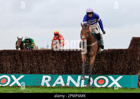 Liverpool, Großbritannien. 14. April 2023. Pic D'orhy Ridted by Harry Cobden springt am 14. 14. April 2023 (Foto von Conor Molloy/News Images) am 4. April 2023 in Liverpool, Großbritannien, den letzten Zaun, um beim Randox Grand National Festival 2023 Ladies Day in Aintree Racecourse, Liverpool, den Marsh Chase zu gewinnen. (Foto: Conor Molloy/News Images/Sipa USA) Guthaben: SIPA USA/Alamy Live News Stockfoto