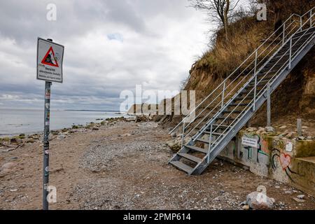 PRODUKTION - 13. April 2023, Schleswig-Holstein, Travemünde: Ein Schild mit der Aufschrift "Vorsicht, steile Ufer abbrechen, auf eigene Gefahr eintreten" steht am Brodtener Steilufenufer. (Zu dpa: Abbrechkante rückt näher - Haus Seeblick steht fest über der Ostsee) Foto: Frank Molter/dpa Stockfoto