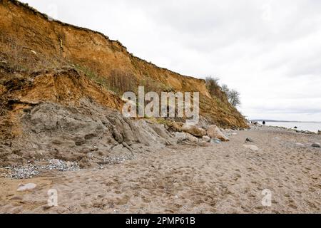 PRODUKTION - 13. April 2023, Schleswig-Holstein, Travemünde: Fußgänger gehen am Brodtener-Steilufenufer entlang. (Zu dpa: Abrisskante rückt näher - Haus Seeblick steht fest über der Ostsee) Foto: Frank Molter/dpa Stockfoto