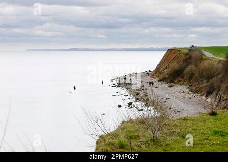 PRODUKTION - 13. April 2023, Schleswig-Holstein, Travemünde: Fußgänger gehen am Brodtener-Steilufenufer entlang. (Zu dpa: Abrisskante rückt näher - Haus Seeblick steht fest über der Ostsee) Foto: Frank Molter/dpa Stockfoto