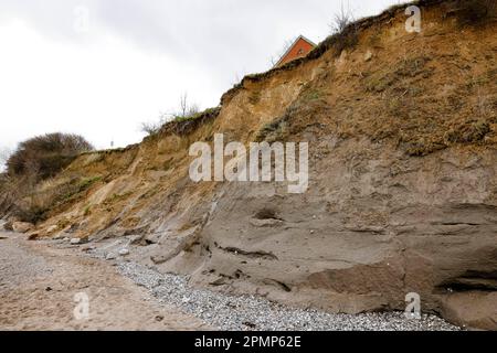 PRODUKTION - 13. April 2023, Schleswig-Holstein, Travemünde: Das Haus „Seeblick“ steht über der Brodtener-Steilküste. Der Rand der Brodtener-Steilbank nähert sich unaufhaltsam dem Haus „Seeblick“ der Jugendorganisation „Sozialistische Jugend Deutschlands - die Falken“. (Zu dpa: Der Rand der Klippe rückt näher - 'Haus Seeblick' steht fest über der Ostsee) Foto: Frank Molter/dpa Stockfoto