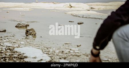 Der Junge Überspringt Stone Über Wasser Stockfoto