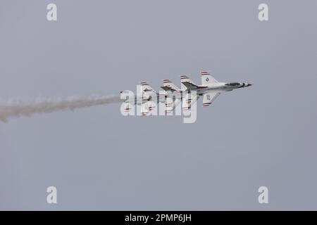 Point Mugu, Kalifornien / USA - 18. März 2023: Vier US Air Force-USAF-Thunderbirds-Jets fliegen eine enge Echelon Pass-in-Review-Formation. Stockfoto