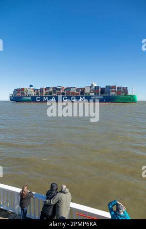 Menschen beobachten Containerschiff CMA CGM Trocadero, Nordsee, Aussichtsplattform Alte Liebe, Cuxhaven, Niedersachsen, Deutschland Stockfoto