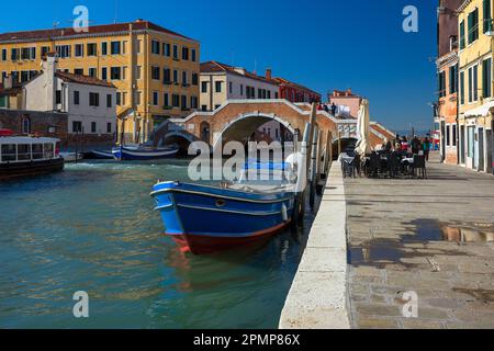 Canal Cannaregio und Brigde Three Arches Bridge oder Ponte dei Tre Archi in Venedig, Italien Stockfoto