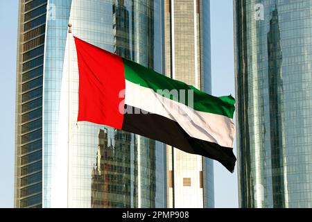 die nationalflagge der vereinigten arabischen emirate (vae) weht in der Luft am Himmel Stockfoto