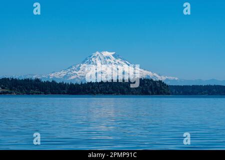 Mount Rainier von der Dana Passage im South Puget Sound in der Nähe von Boston Harbor, Washington, 60 km entfernt Stockfoto
