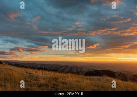 Wunderschöner Sonnenuntergang von den Hügeln des Umatilla National Forest im Nordosten von Oregon, USA; Milton Freewater, Oregon, Vereinigte Staaten von Amerika Stockfoto