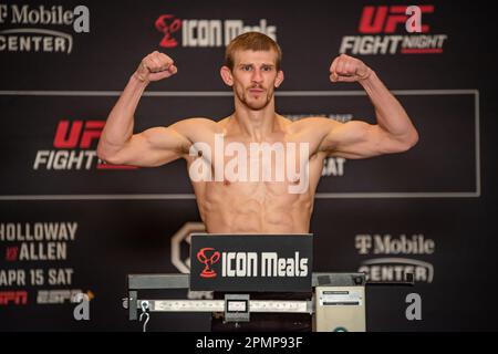 Kansas City, MO, Missouri, USA. 14. April 2023. KANSAS Kansas City, MO, MISSOURI - 14. APRIL: Arnold Allen gewogen am 15. April 2023 im T-Mobile Center in Kansas City, Missouri, USA, um 146lb vor seinem Kampf in der UFC Fight Night Kansas City - Holloway vs Allen. (Kreditbild: © Matt Davies/PX Imagens via ZUMA Press Wire) NUR REDAKTIONELLE VERWENDUNG! Nicht für den kommerziellen GEBRAUCH! Kredit: ZUMA Press, Inc./Alamy Live News Stockfoto