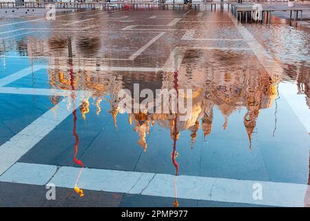 Piazza San Marco, Markusplatz bei Sonnenaufgang, überflutet von Hochwasser während Hochwasser, Venedig, Italien Stockfoto