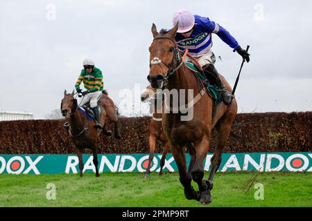 Pic D’Orhy Ridted by Harry Cobden springt am 14. April 2023 über den letzten Zaun, um beim Randox Grand National Festival 2023 Ladies Day in der Rennbahn Aintree, Liverpool, Großbritannien, den Marsh Chase zu gewinnen (Foto von Conor Molloy/News Images) Stockfoto