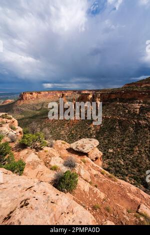 Colorado National Monument in der Nähe von Grand Junction, Colorado. Stürmische Wolken sammeln sich über einem dramatischen Aussichtspunkt; Colorado, Vereinigte Staaten von Amerika Stockfoto