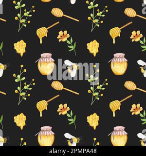 Wasserfarbenes, nahtloses Muster mit Bienen, Blumen, Honigkamm, Becher und Honiglöffel. Bienenzucht. Design für die Verpackung von Honigprodukten. Auf schwarzem Hintergrund Stockfoto